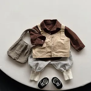 Vue à plat du pantalon en velours côtelé rétro avec détails rayés et gilet enfant