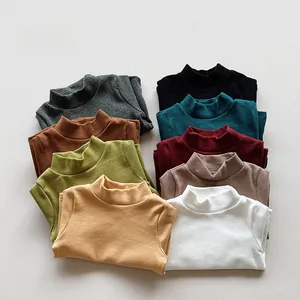 Flach liegende bunte Thermo-Strickshirts für Kinder in neun neutralen Herbsttönen