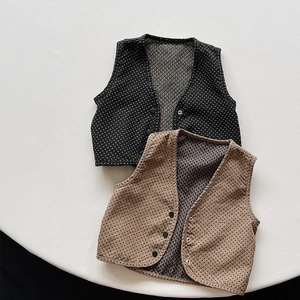 Detailansicht der gesteppten Baumwoll-Babyweste mit Punktemuster und Druckknöpfen
