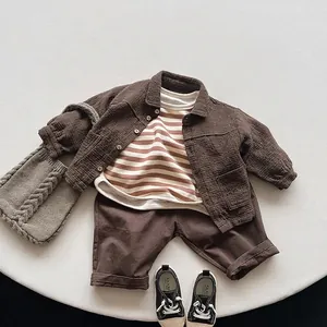 Ensemble enfant avec chemise gaufrée marron, t-shirt rayé et pantalon décontracté