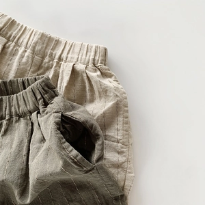 Vista dettagliata della vita elastica e del tessuto in lino a righe per shorts bimbo