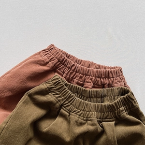 Détail de la taille élastique de pantalons en velours pour enfants rouge et vert