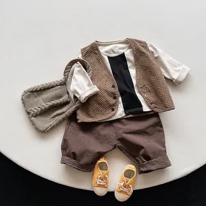 Wende-Strickweste für Kinder im Set mit gestreiftem Langarmshirt und Freizeitshorts
