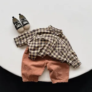 Mise à plat d'un ensemble chemise à carreaux en coton et pantalon vintage pour enfant