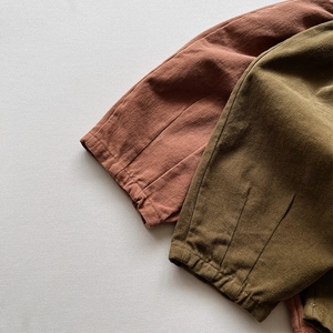 Pantalon d'automne enfant en sergé de coton doublé polaire, coloris rouille et vert olive