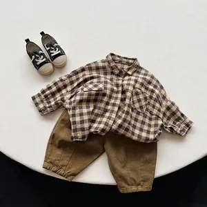 Ensemble pour enfants avec chemise à carreaux en coton et lin et pantalon olive