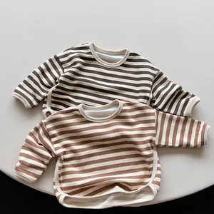 Détail de t-shirts à manches longues rayés en coton avec poignets côtelés pour enfants