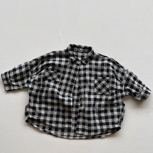 Détail de chemise en coton et lin à carreaux noir et blanc avec poche et boutons