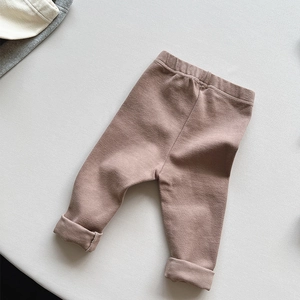 Detail of baby elastic waist leggings in dusty pink cotton with soft fleece texture