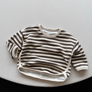 Détail du sweat-shirt rayé pour enfants en coton doux avec col et poignets côtelés