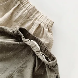 Pantaloncini larghi in cotone e lino per bambini con righe verticali ed elastico in vita