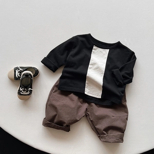 Ensemble enfant avec t-shirt noir à manches longues et pantalon large marron à plat