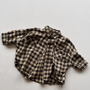 Détail d'une chemise à carreaux pour enfants avec motif classique et poches poitrine