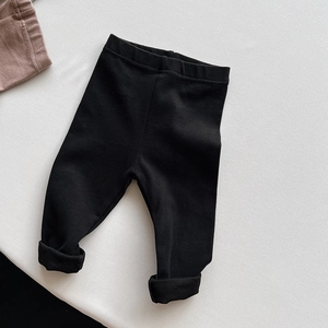 Detail of children's black elastic cotton leggings with a comfortable waistband and cuffs