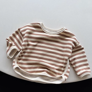 Détail du sweat à rayures pour enfant avec bords-côtes et ourlet fendu sur le côté