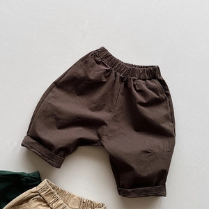 Détail du pantalon large en coton pour enfant avec taille élastique et poches latérales