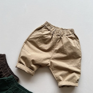 Détail de la taille élastique et de la texture en coton du short décontracté enfant