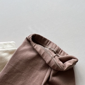 Detail of high-elasticity waistband with fine overlock stitching on cotton leggings