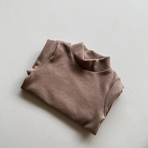 Detaillierte Flachbild-Ansicht eines dunkelbraunen Kinder-Thermohemds mit weicher Textur