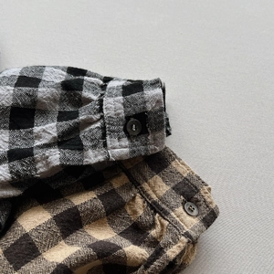 Détail des manches de chemise en coton et lin à carreaux avec poignets à boutons