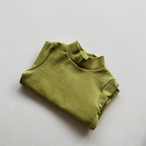 Detail von weichem Baumwoll-Kaschmir-Rollkragenpullover für Kinder in olivgrün