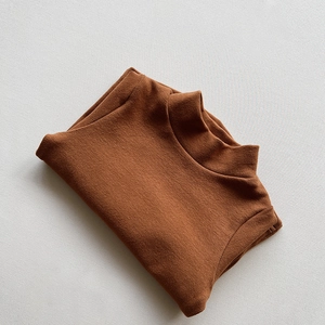 Detail eines karamellbraunen Kinder-Thermo-Tops mit weicher Kaschmir-Baumwoll-Struktur