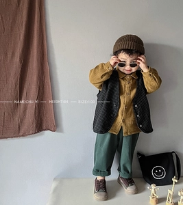 Tenue vintage enfant avec chemise moutarde, gilet à pois et pantalon décontracté vert