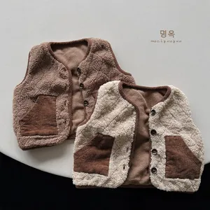 Dettaglio di gilet in pile sherpa per bambini con tasche in velluto a coste