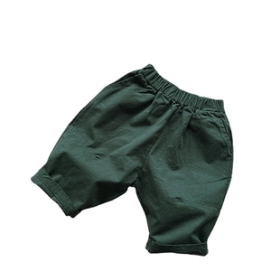 Short minimaliste en coton vert foncé pour enfants avec taille élastique et ourlets repliés