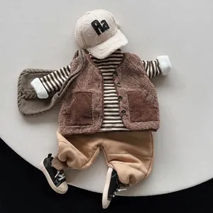 Completo bambino con gilet in pile marrone, maglia a righe e pantaloni color kaki