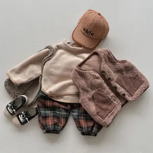Completo invernale da bambini 5 pezzi con maglia in pile, gilet di peluche e pantaloni a quadri
