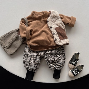 Outfit invernale per bambini con gilet in pile bianco e felpa in pile marrone coordinata