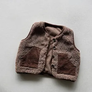 Dettaglio del gilet in pile marrone con tasche in velluto a coste e bottoni scuri