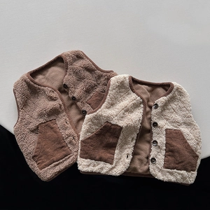 Gilet in pile sherpa per bambini in marrone e crema con tasche in velluto a coste