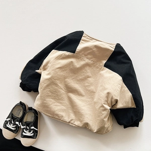 Vintage Kinder Baumwolljacke im Colorblock-Stil und Segeltuchschuhe auf weißem Hintergrund
