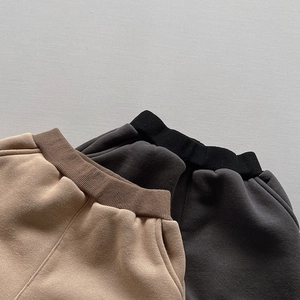 Elastic ribbed waistbands and thick fabric detail of kids fleece-lined sweatpants in three colors