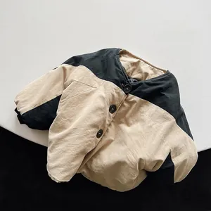 Detailansicht der Kinder-Wattierte Jacke mit Khaki-Schwarz Farbmix und großen Knöpfen