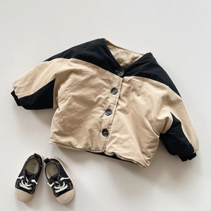 Flatlay-Ansicht der Vintage Kinder Baumwolljacke und passenden Freizeit-Stoffschuhen