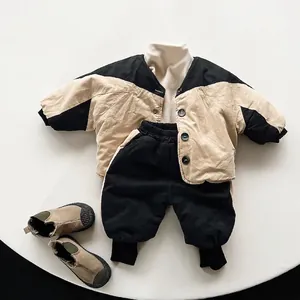 Kinder Winteroutfit mit Fleecejacke im Colorblock-Design und schwarzer Freizeithose