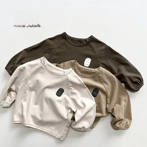 Détails des poignets côtelés et texture en coton doux sur ces hauts à manches raglan enfant