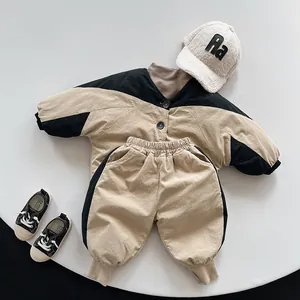 Flachbild-Detail eines dicken Winter-Kinder-Outfits mit Fleece-Futter und Kontrastfarben