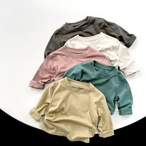 Vue détaillée de cinq t-shirts à manches longues pour enfants en coton de couleurs variées