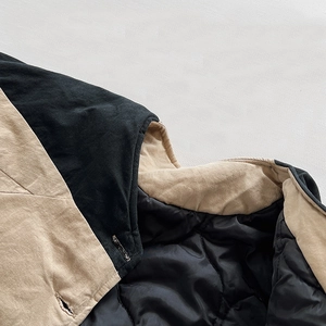 Winter-Kinderjacke mit khakifarbenem Stoff und gestepptem schwarzem Innenfutter-Detail