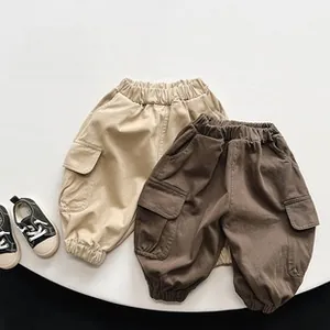 Détail du pantalon cargo enfant avec taille élastique et grandes poches latérales