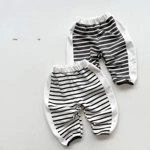 Détail du pantalon de jogging rayé pour enfant avec taille élastique et maille de coton