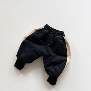 Detail of color-block kids joggers featuring elastic waist and ribbed cuffs for warmth