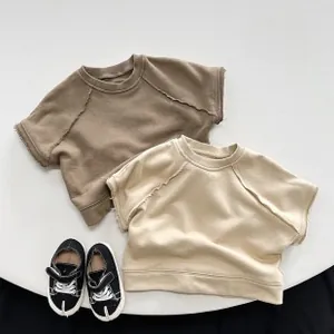 Vue détaillée du tricot de coton avec bords francs sur des vestes pour enfants