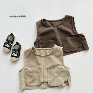 Détail de gilets pour enfants en marron et beige avec grandes poches et fentes