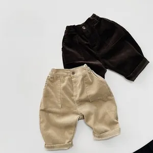 Détails du pantalon cargo en velours côtelé avec taille élastique et poches latérales