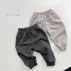 Détail de pantalon de jogging en coton pour enfants en gris foncé et beige